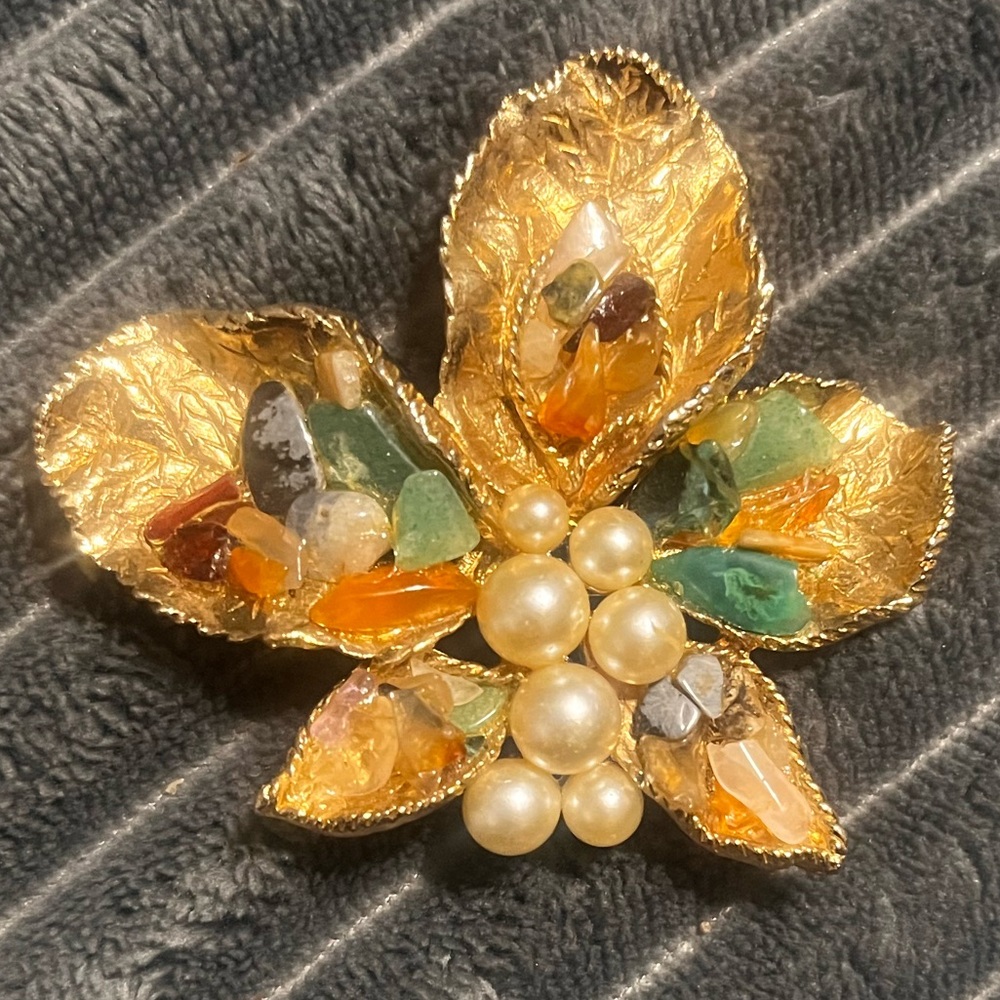 “Sir Goldenleaf” vintage brooch